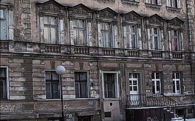 Kamienica mieszkalna przy ul. 1 Maja. Ktoś „zepsuł” bryłę budynku dobudowując schodki i wybijając drzwi na parterze.