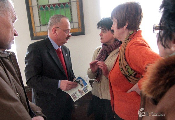 W kuluarach ratusza mieszkańcy prosili Marcina Zawiłę, aby odstąpił od zniesienia dopłat do rachunków z Wodnika.