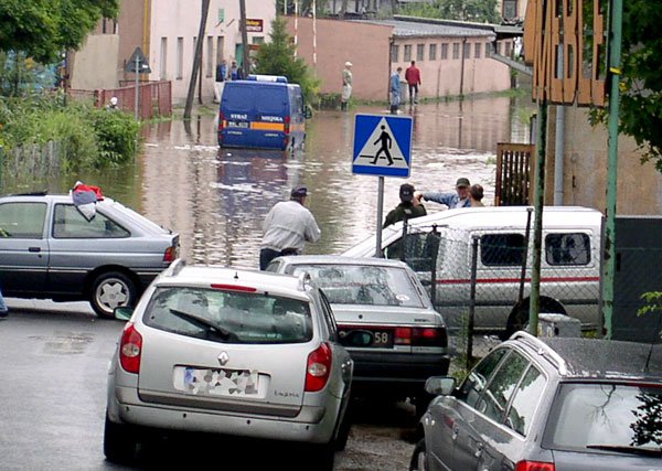 Ulica Wiejska wciąż pozostaje nieprzejezdna.