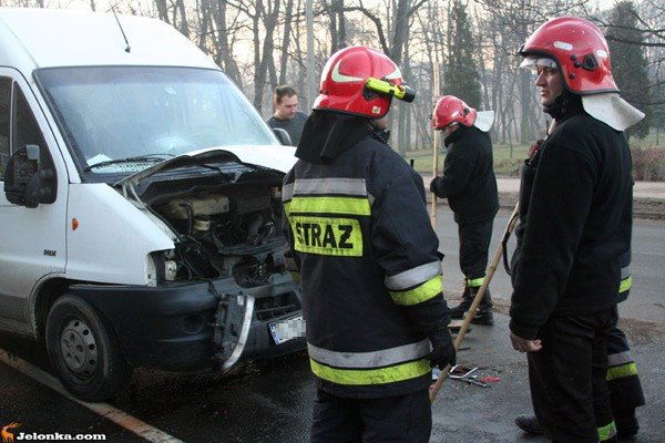kraksa-czterech-pojazdow-bo-kierowca-sie-zagapi-32226