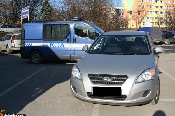 potracona-na-parkingu-znalaza-sie-w-martwym-punkcie-lusterka-32261