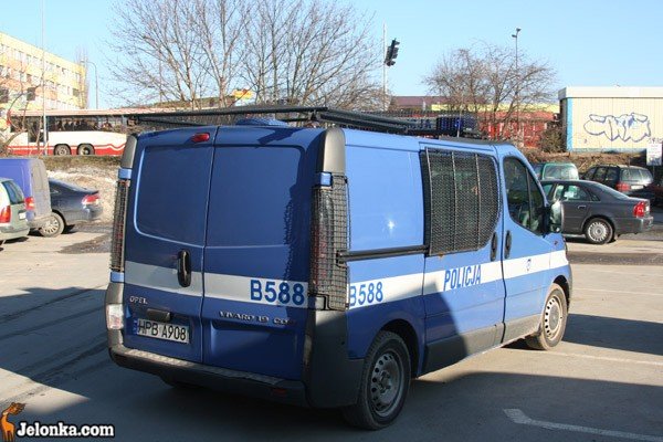 potracona-na-parkingu-znalaza-sie-w-martwym-punkcie-lusterka-32261