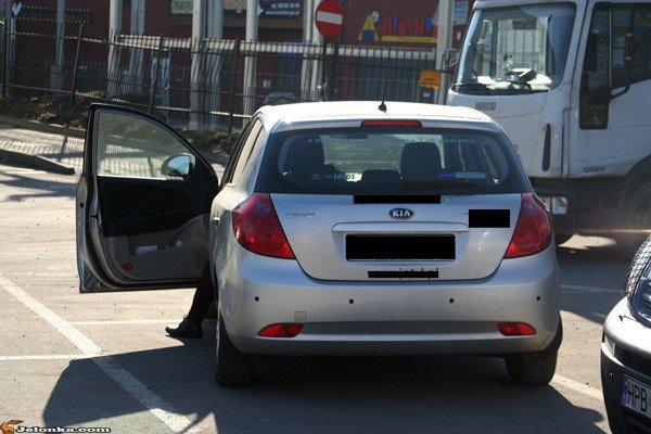 potracona-na-parkingu-znalaza-sie-w-martwym-punkcie-lusterka-32261
