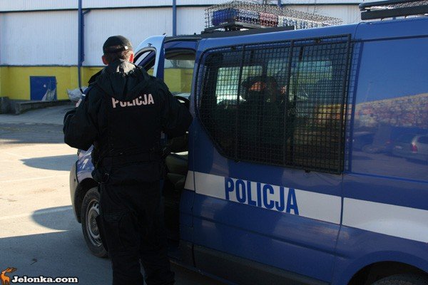 potracona-na-parkingu-znalaza-sie-w-martwym-punkcie-lusterka-32261