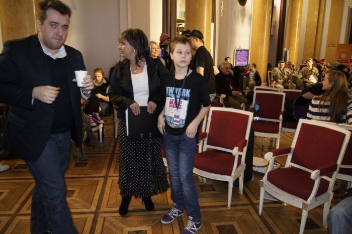 jeleniogorzanin-podbi-gosem-serca-32293