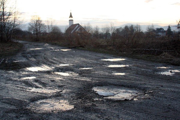 zycie-z-dziurami-i-w-bocie-marne-szanse-na-remont-drogi-32320