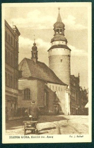 Kaplica św. Anny w obiektywie Jana Bułhaka w 1946 roku. Dwa lata później będą tu obchody 850-lecia Jeleniej Góry.