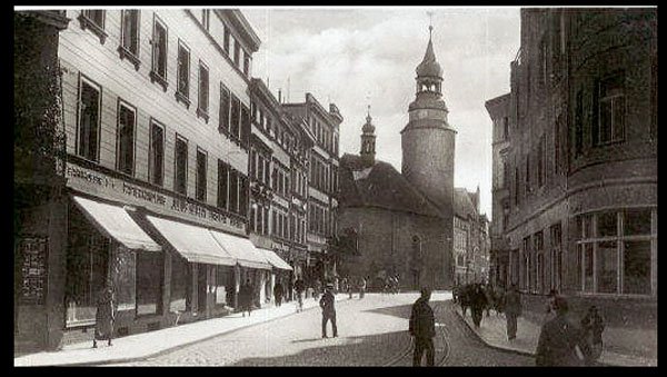 Ulica Kolejowa (Banhofstrasse) do dziś prawie niezmieniona. Brakuje Bramy Wojanowskiej postawionej tu w 1998 roku.
