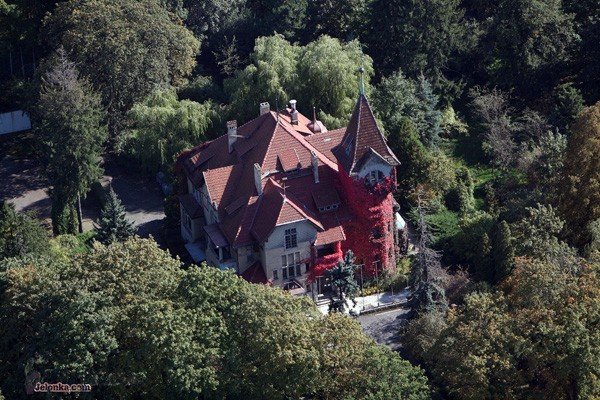 Zabobrzański zameczek to prawdziwa enklawa zieleni. Zbudowany w stylu późnej secesji budynek wraz z zabudowaniami gospodarczymi, okala piękny park z unikatową roślinnością. W środku zachowały się rzeźbione boazerie.