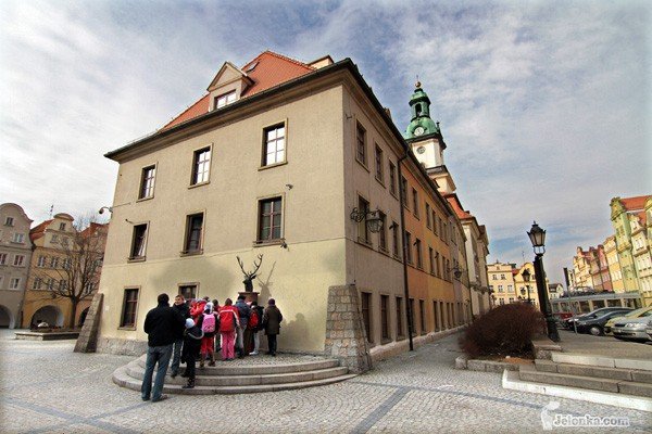 Zdaniem przedsiębiorców z placu Ratuszowego, zimowe wakacje to niemal martwy sezon.