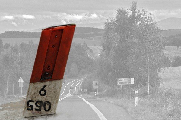 Takim słupkiem wypełnionym kamieniami i ziemią chuligani w okolicach Barcinka obrzucali samochody.