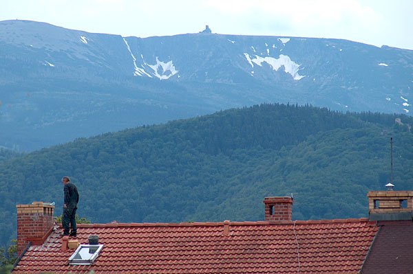 W górach wciąż leży i pada śnieg.