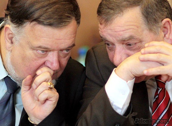 Radny Zbigniew Ładziński z kolegą klubowym Jerzym Pleskotem podczas ostatniej sesji rady miasta.