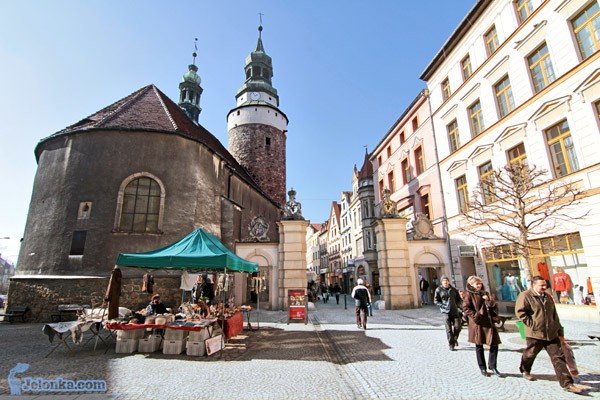 Zdjęcie zrobione punktalnie w południe: na zegarze basztowym: 14. 10