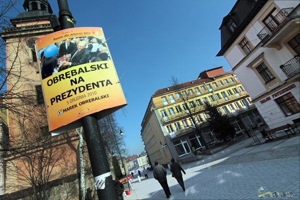 Wyborcze pamiątki zachowały się w Cieplicach do końca lutego (zdjęcie z 26 II). Niebawem kampania rozgorzeje na nowo choć już nie w takim stopniu jak jesienią ubiegłego roku.