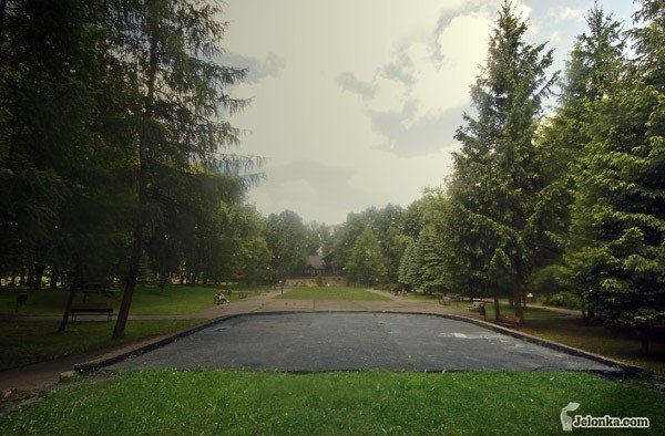 Po dawnej muszli koncertowej pozostał jedynie kształt fundamentów. Obiekt ma zostać odbudowany. Czerwiec 2010.