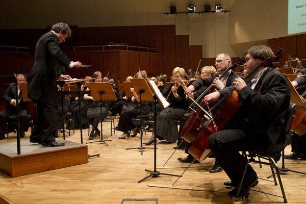ta-magiczna-wiolonczela-tomasz-strahl-w-filharmonii-dolnoslaskiej-32686