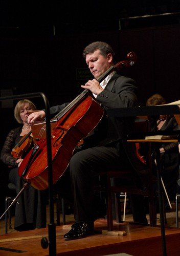 ta-magiczna-wiolonczela-tomasz-strahl-w-filharmonii-dolnoslaskiej-32686