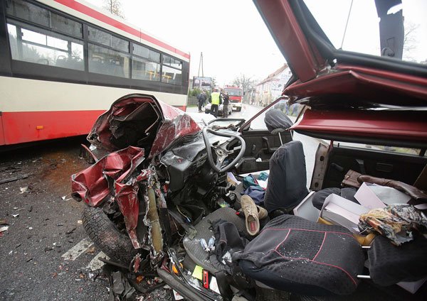 Tak wyglądał polonez po zderzeniu z autobusem i rozcięciu przez strażaków karoserii. Kierowca został uratowany.