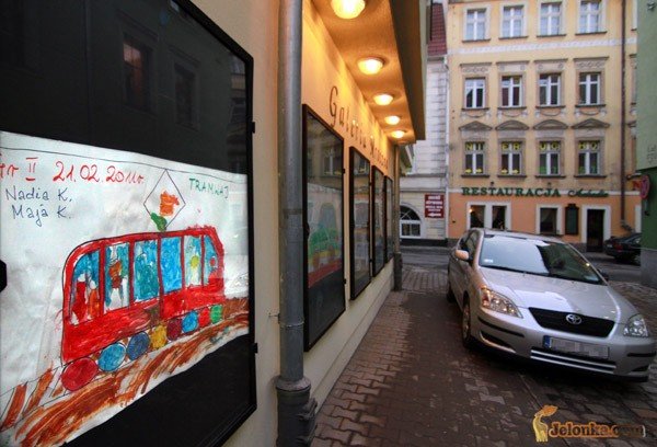 Tramwaj oczami dzieci na wystawie prac z Przedszkola nr 4 w Galerii Mrocznej.