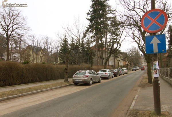 Idealne miejsce na kontrpasy przy ulicy Słowackiego. Kłopotem są zaparkowane samochody...