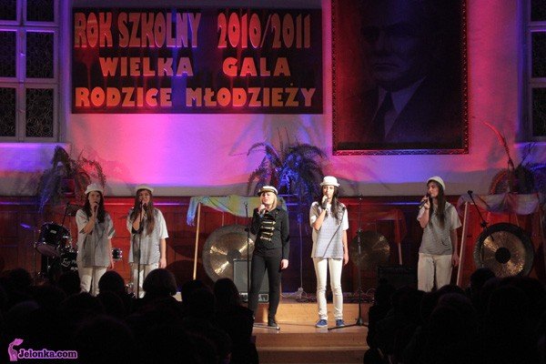 Ostatnio „flagowym” zespołem, który rozsławia MDK „Jelonek”, jest Paka Buziaka. Na zdjęciu – występ podczas Gali Charytatywnej w ZSO nr 1. Styczeń 2011