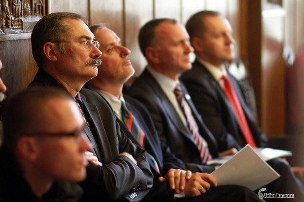 Stanisław Woźniak, drugi z lewej, podczas obrad rady miasta. 15 marca 2011