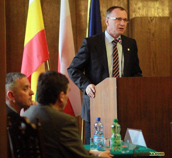 Jerzy Łużniak na forum rady miejskiej w Jeleniej Górze przedstawiał korzyści z fuzji. 15 III 2011.