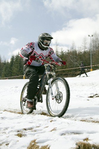 ekstremalnie-na-rowerach-po-sniegu-video-33115