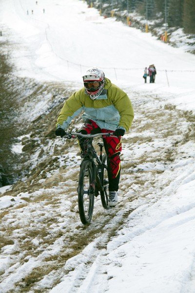 ekstremalnie-na-rowerach-po-sniegu-video-33115