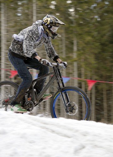 ekstremalnie-na-rowerach-po-sniegu-video-33115