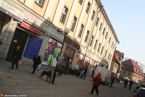 handlowka-z-nowoczesnym-centrum-ksztacenia-33162