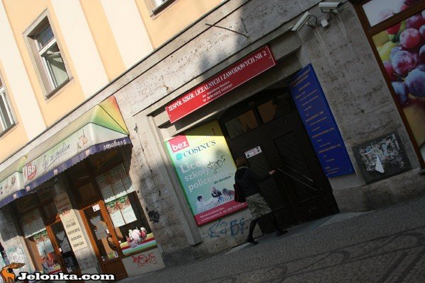 handlowka-z-nowoczesnym-centrum-ksztacenia-33162