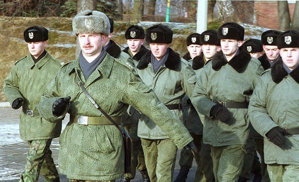 Na placu ćwiczeń koszar Pod Jeleniami. Styczeń 2000 rok.