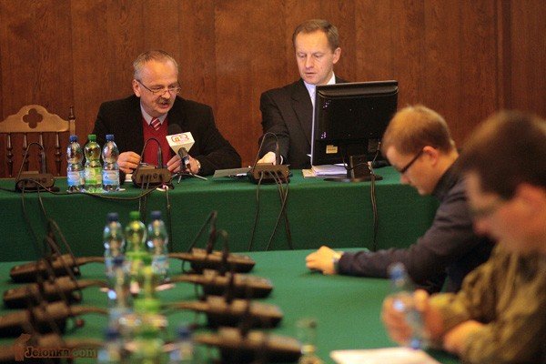 zmiany-w-ratuszu-burza-w-szklance-wody-33239