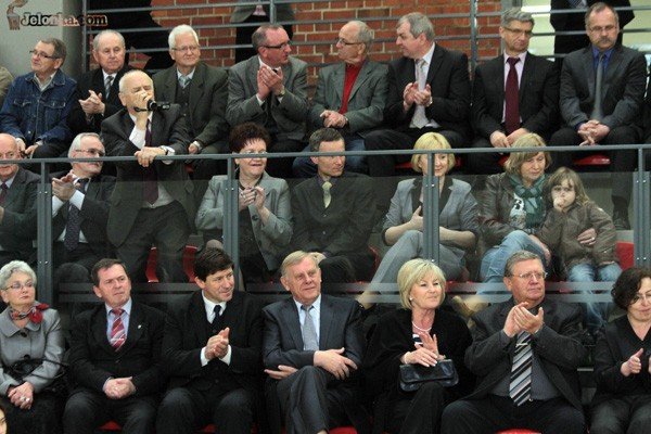 sala-sportowa-przy-kampusie-otwarta-oficjalnie-zywy-pomnik-pamieci-33243