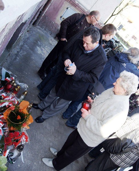 tablica-pamieci-jerzego-szmajdzinskiego-odsonieta-o-841-pod-siedziba-sld-33347
