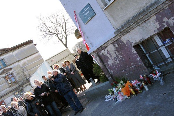 tablica-pamieci-jerzego-szmajdzinskiego-odsonieta-o-841-pod-siedziba-sld-33347