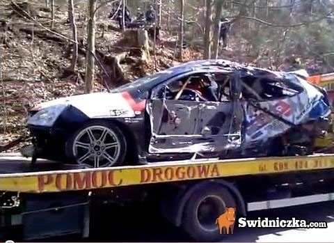 Roztrzaskane auto na lawecie