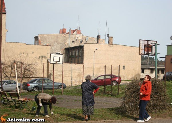 sprzatali-podworka-na-starowce-w-czynie-spoecznym-33381