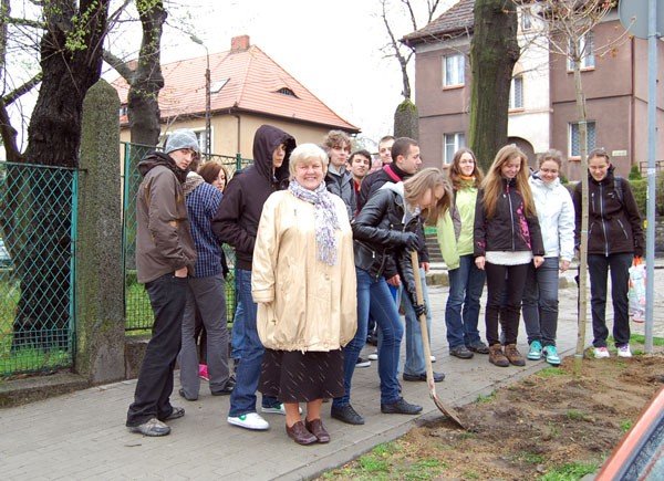 na-pozegnanie-z-zeromem-posadzili-drzewka-33441