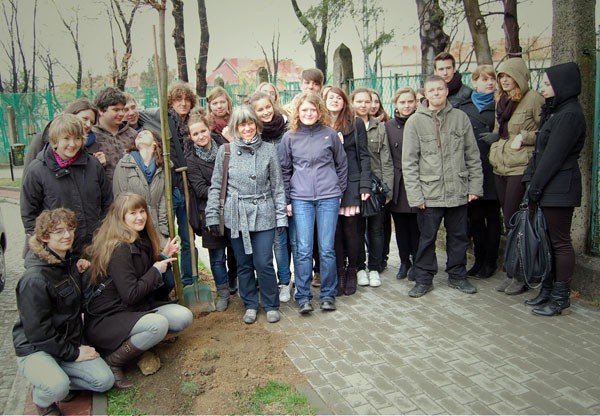 na-pozegnanie-z-zeromem-posadzili-drzewka-33441