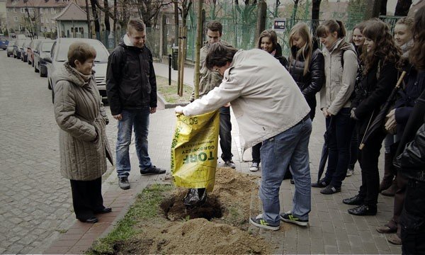 na-pozegnanie-z-zeromem-posadzili-drzewka-33441