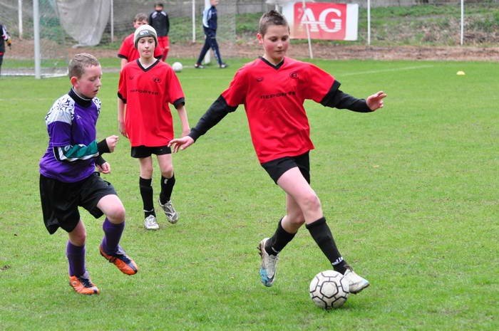modzicy-i-trampkarze-kksu-rozbijaja-uks-gryfow-slaski-33463