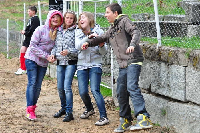 modzicy-i-trampkarze-kksu-rozbijaja-uks-gryfow-slaski-33463