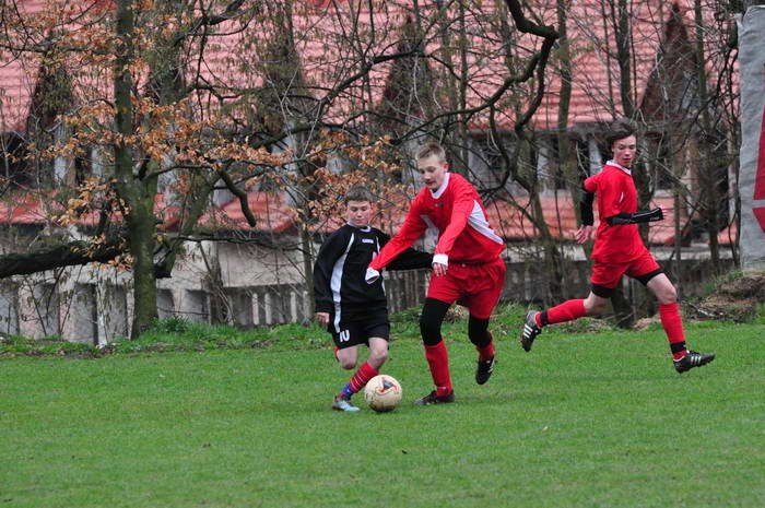 modzicy-i-trampkarze-kksu-rozbijaja-uks-gryfow-slaski-33463