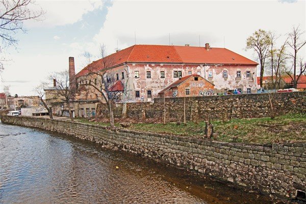 Budynek byłego klasztoru będzie ozdobą bulwaru cieplickiego nad Kamienną, dziś skrajnie zaniedbanego i niedostępnego. Teren przejęło miasto i zamierza urządzić tam promenadę.