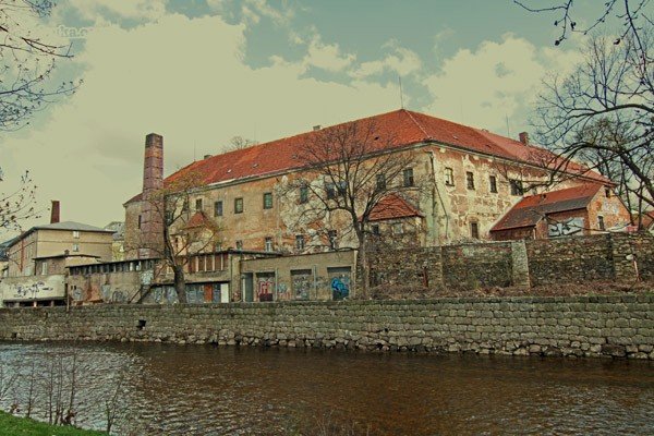 Budynek byłego klasztoru będzie ozdobą bulwaru cieplickiego nad Kamienną, dziś skrajnie zaniedbanego i niedostępnego. Teren przejęło miasto i zamierza urządzić tam promenadę.