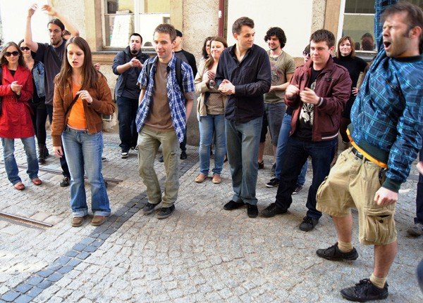 flash-mob-pod-ratuszem-trzyminutowy-koncert-z-udziaem-przechodniow-33524