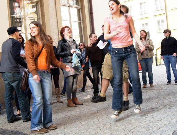 flash-mob-pod-ratuszem-trzyminutowy-koncert-z-udziaem-przechodniow-33524